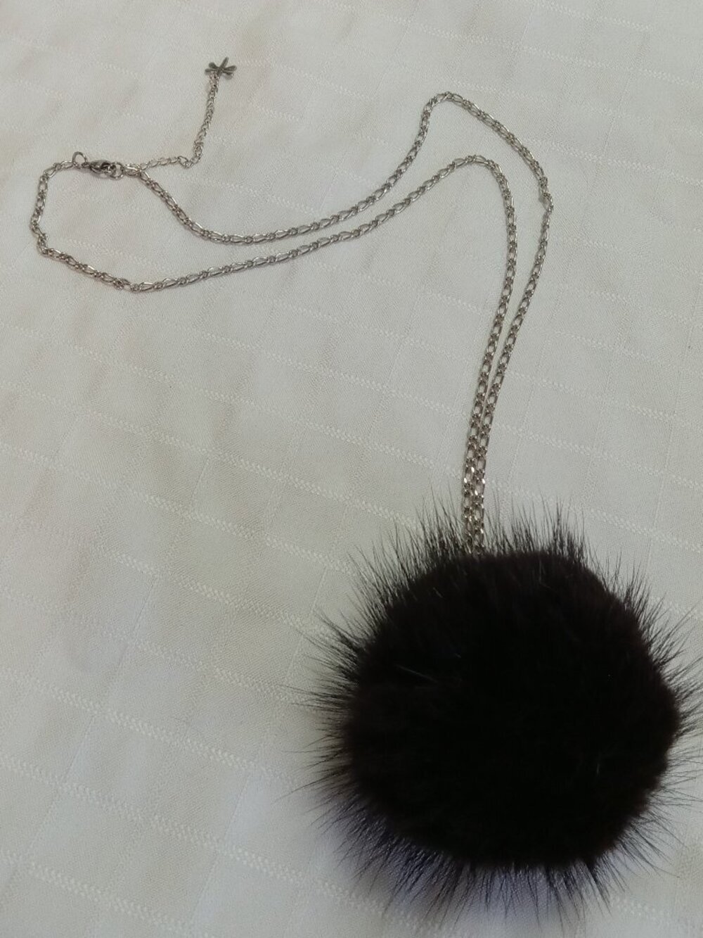 Pretty vintage pompon necklace with a magnificent chain 28 inches long